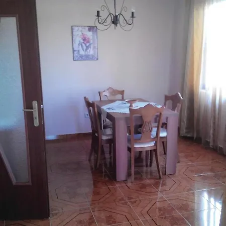 Two-bedroom Holiday In بيت للعطل Lŭka